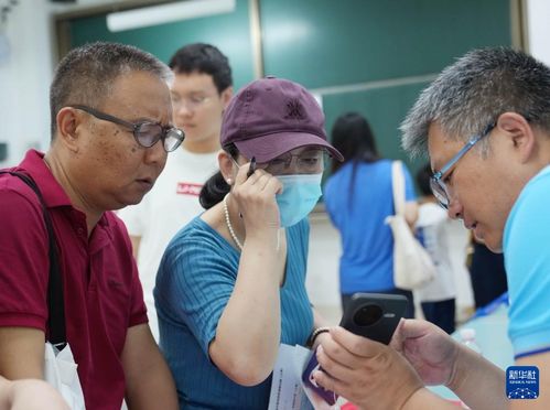 上海舉行2025年高校招生志愿填報(bào)現(xiàn)場(chǎng)咨詢會(huì)，助力考生科學(xué)規(guī)劃未來(lái)